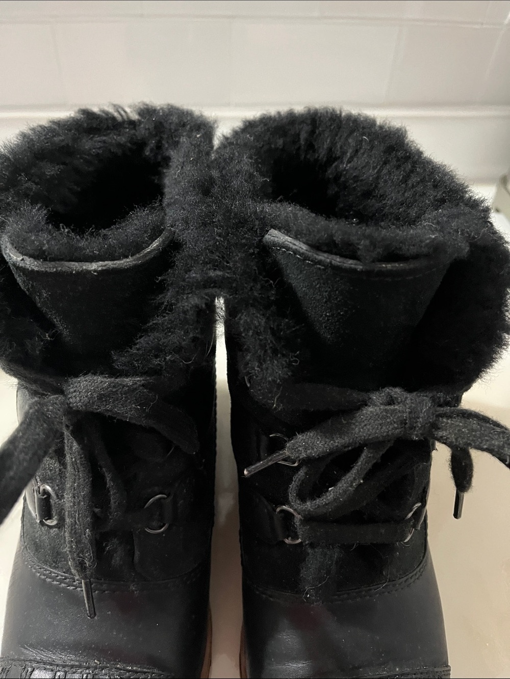 UGG Black Wedge Lace-Up Ankle Boots with Faux Fur Trim - size 9 1/2 - Picture 4 of 12